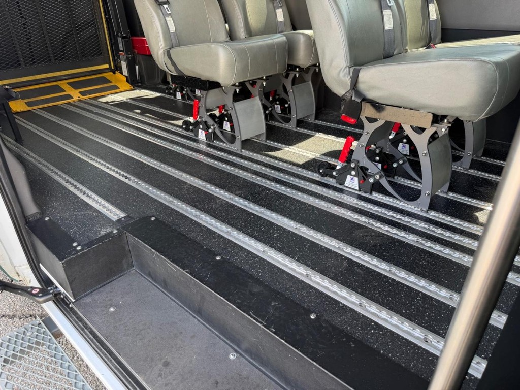 Ford Transit 350 Vehicle Full-screen Gallery Image 25