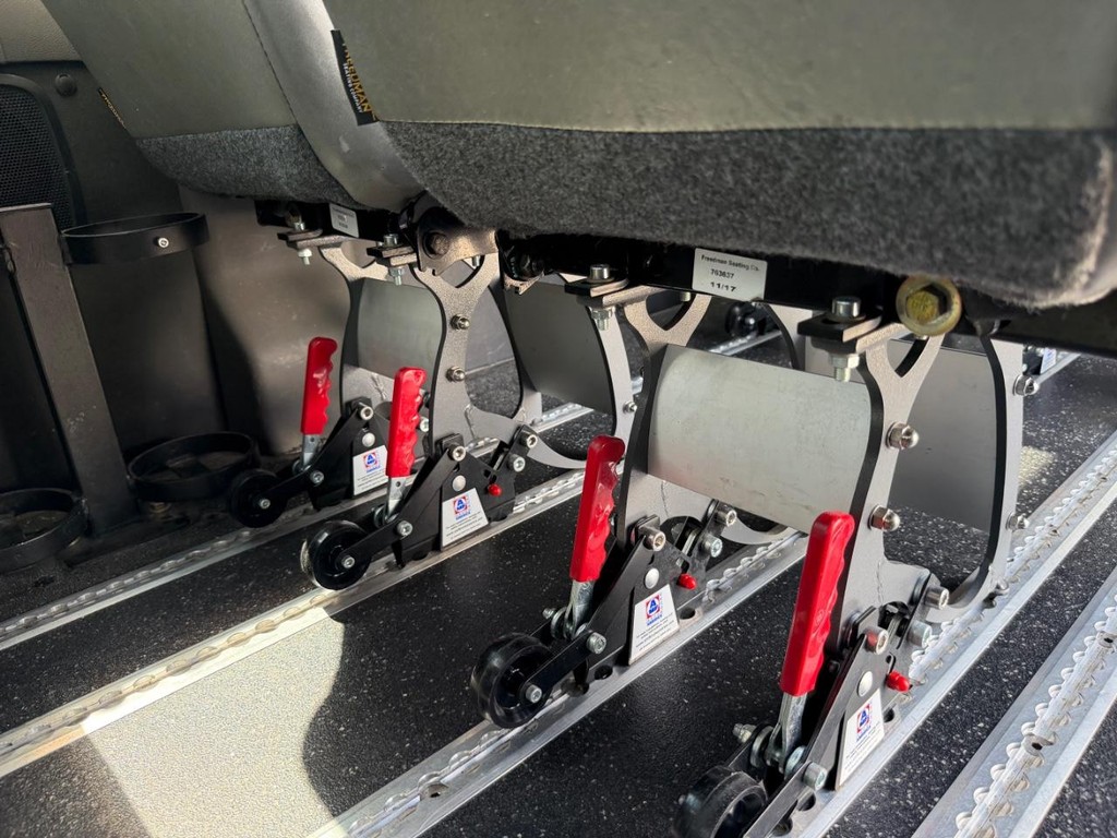 Ford Transit 350 Vehicle Full-screen Gallery Image 27