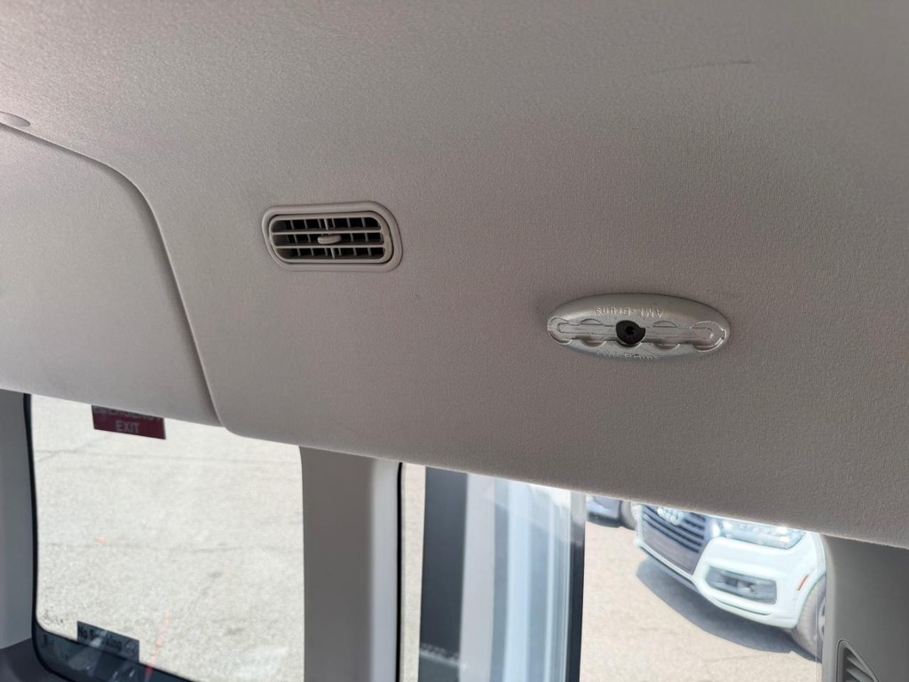 Ford Transit 350 Vehicle Full-screen Gallery Image 30