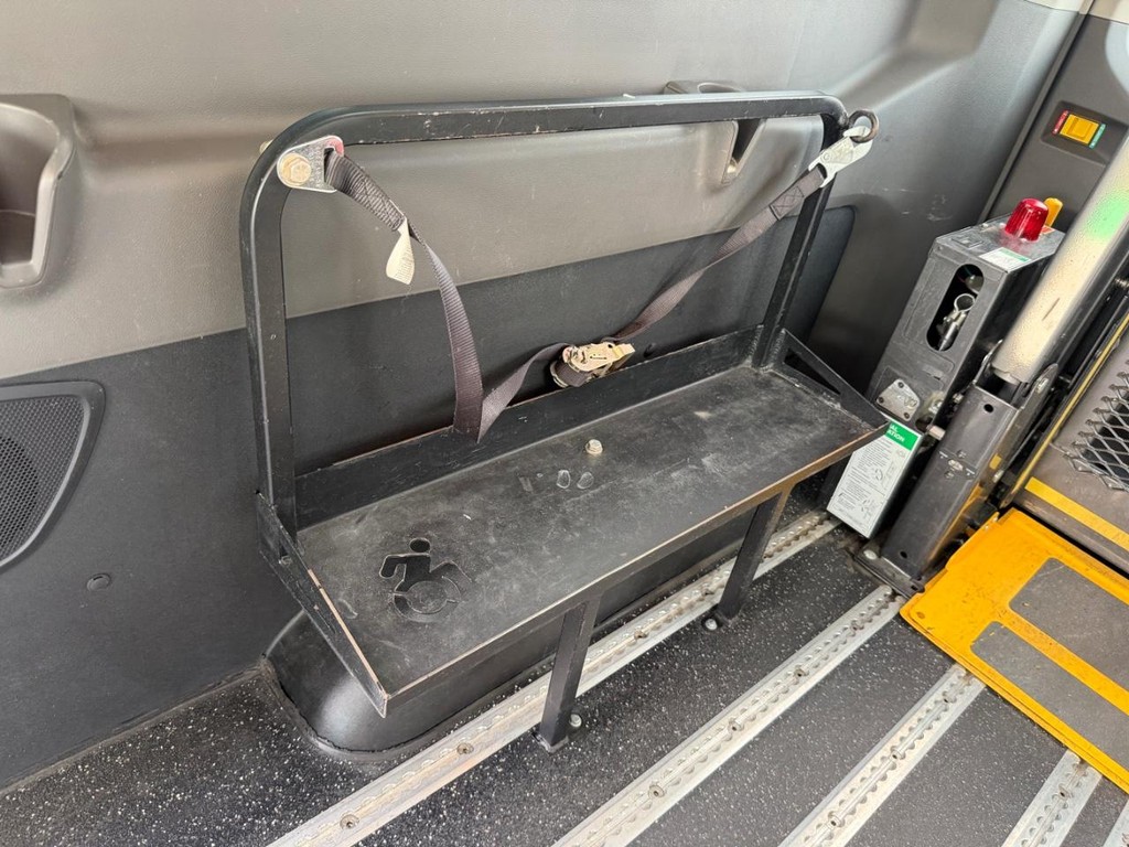 Ford Transit 350 Vehicle Full-screen Gallery Image 32