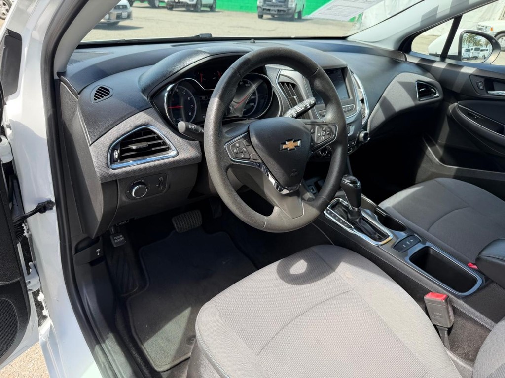 Chevrolet Cruze Vehicle Full-screen Gallery Image 15