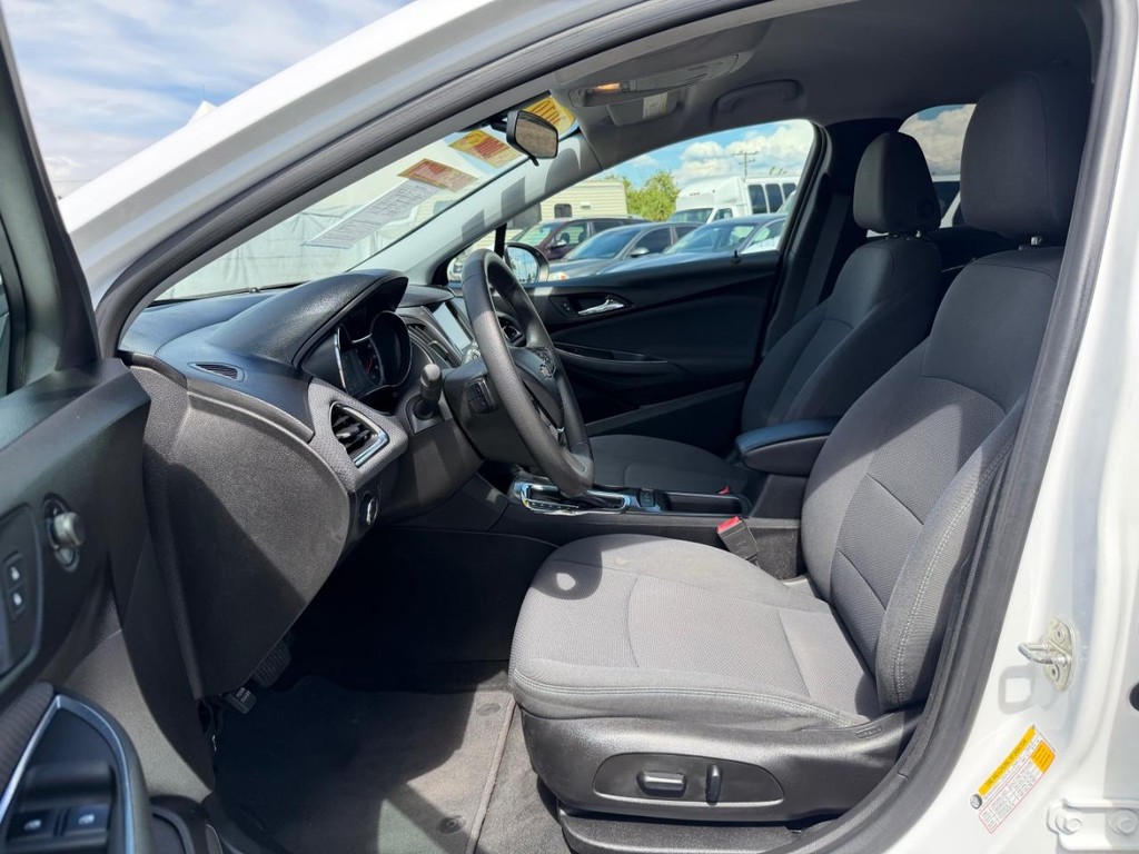 Chevrolet Cruze Vehicle Full-screen Gallery Image 16