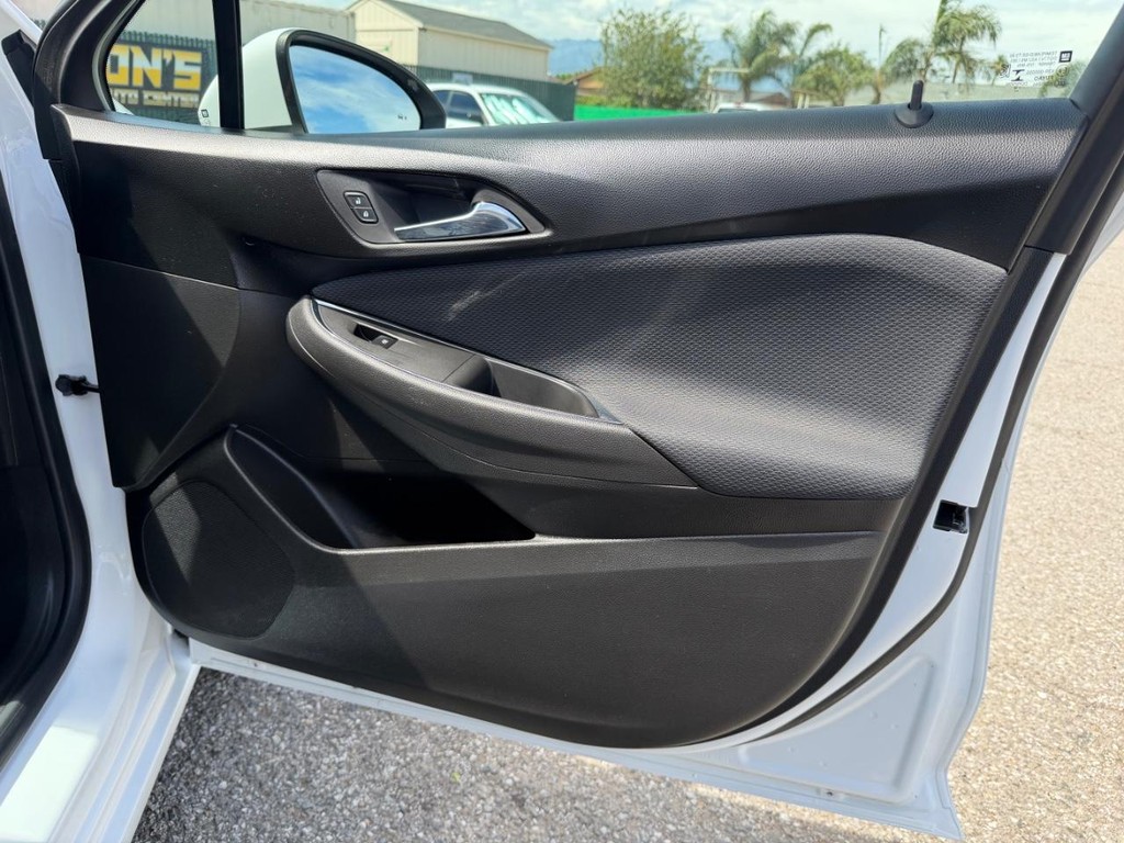 Chevrolet Cruze Vehicle Full-screen Gallery Image 18