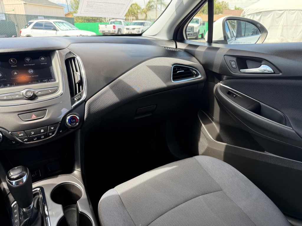 Chevrolet Cruze Vehicle Full-screen Gallery Image 24