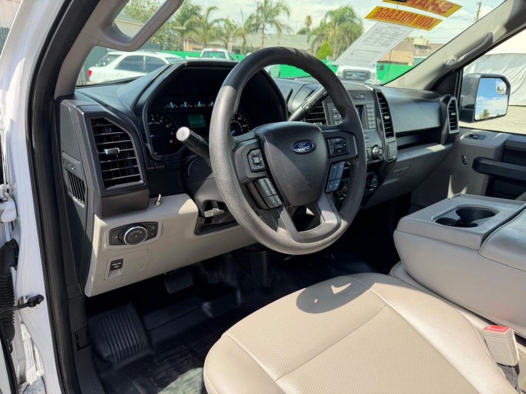 Ford F-150 Vehicle Full-screen Gallery Image 16
