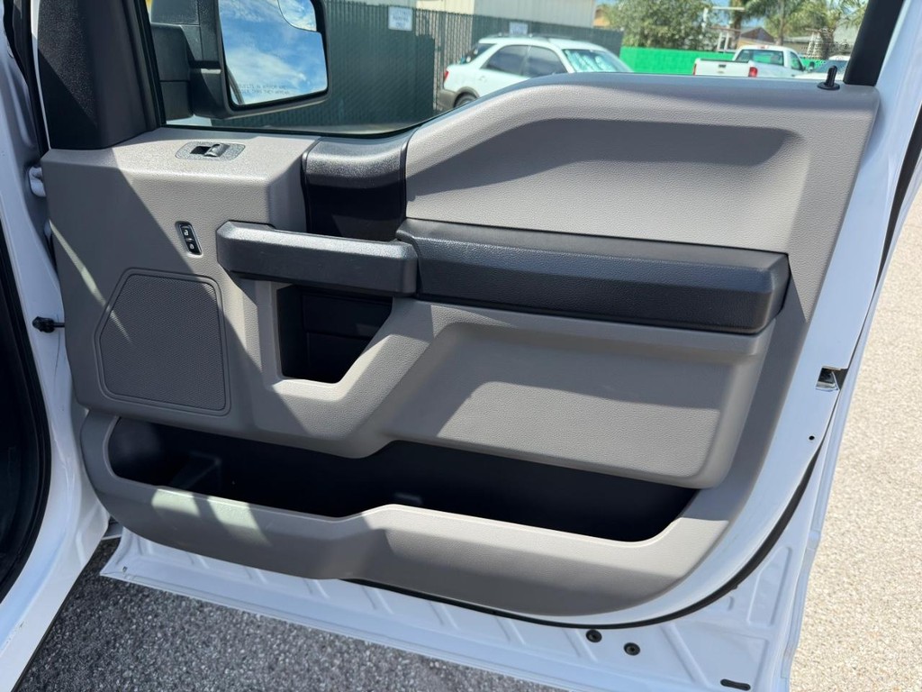 Ford F-150 Vehicle Full-screen Gallery Image 19