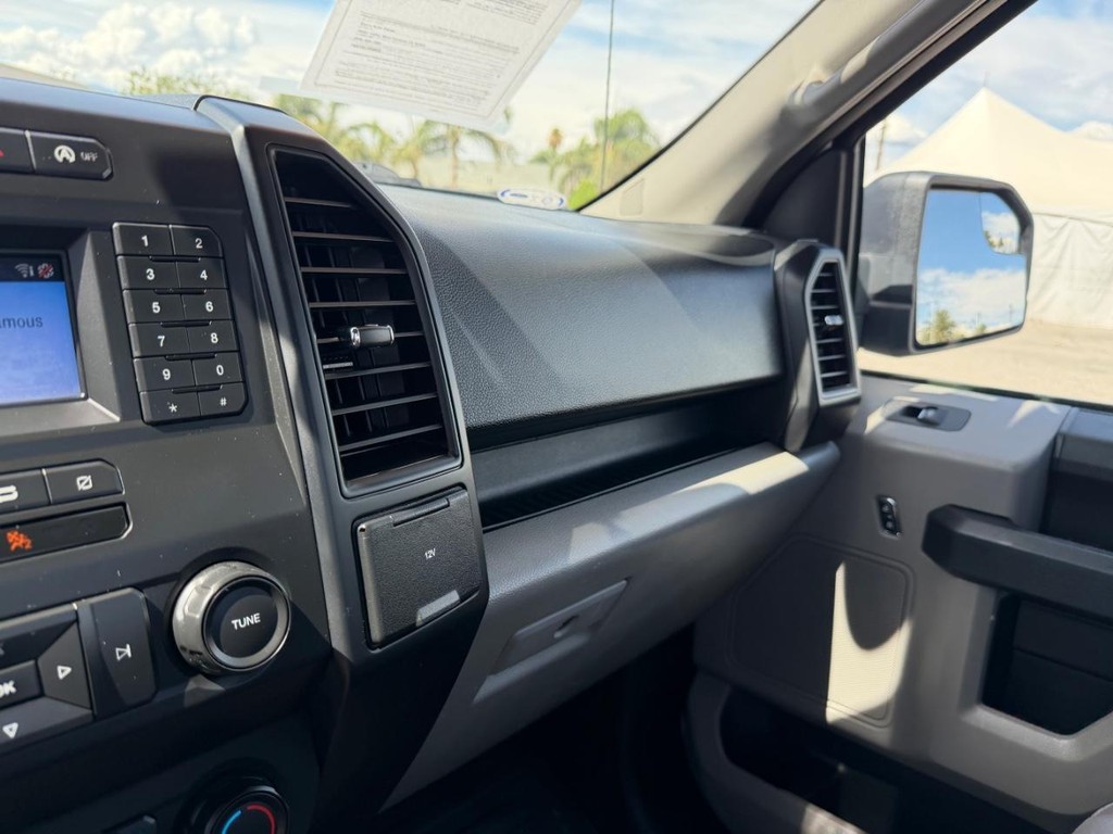 Ford F-150 Vehicle Full-screen Gallery Image 25