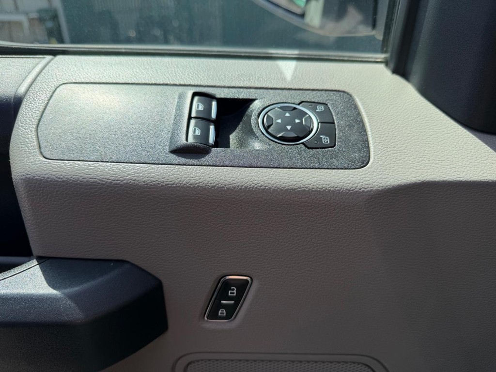 Ford F-150 Vehicle Full-screen Gallery Image 29