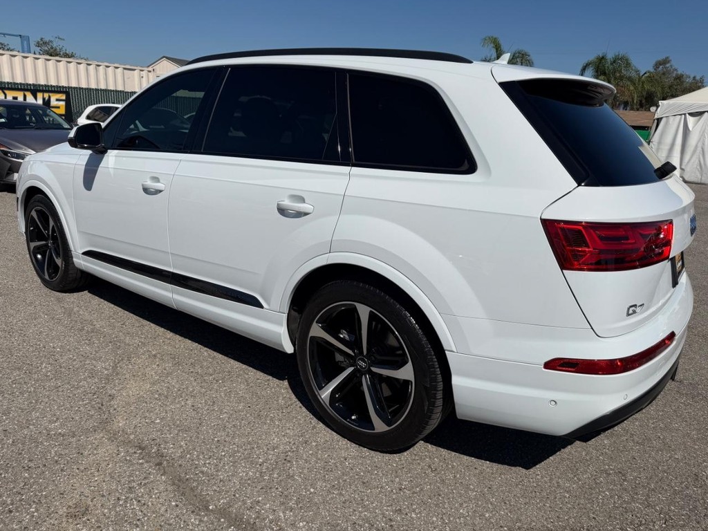 Audi Q7 Vehicle Full-screen Gallery Image 09