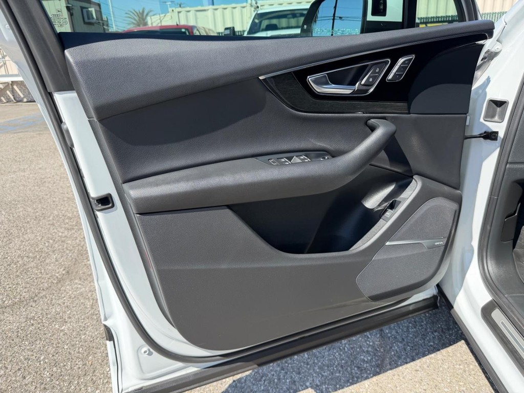 Audi Q7 Vehicle Full-screen Gallery Image 15