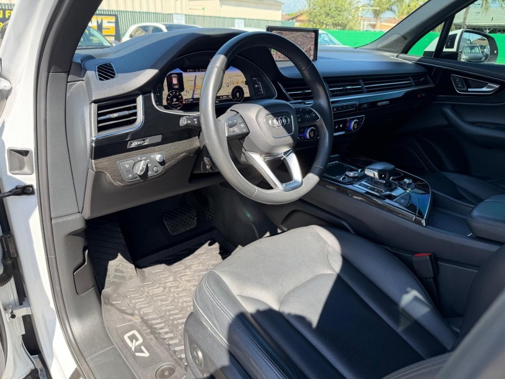 Audi Q7 Vehicle Full-screen Gallery Image 16