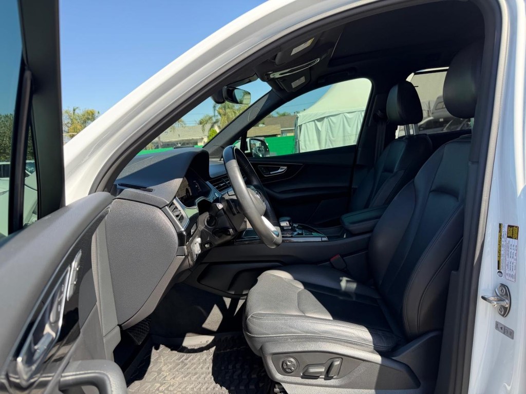 Audi Q7 Vehicle Full-screen Gallery Image 17