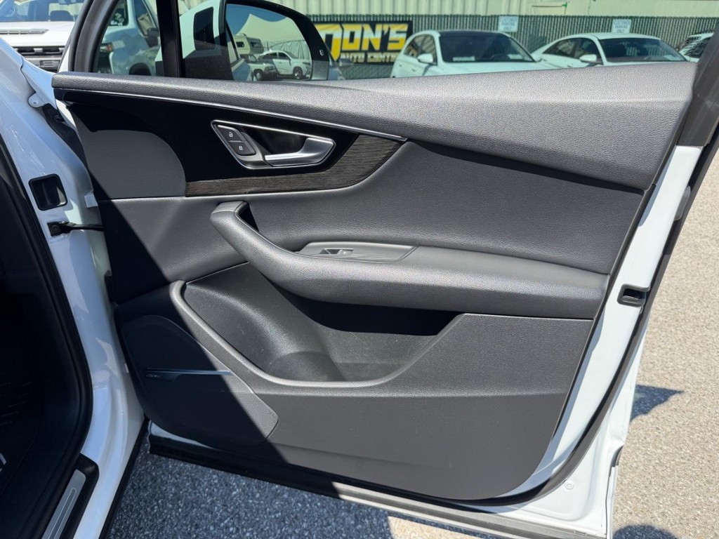 Audi Q7 Vehicle Full-screen Gallery Image 19