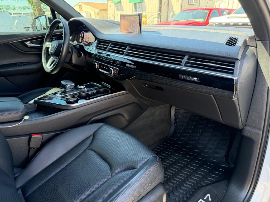 Audi Q7 Vehicle Full-screen Gallery Image 20