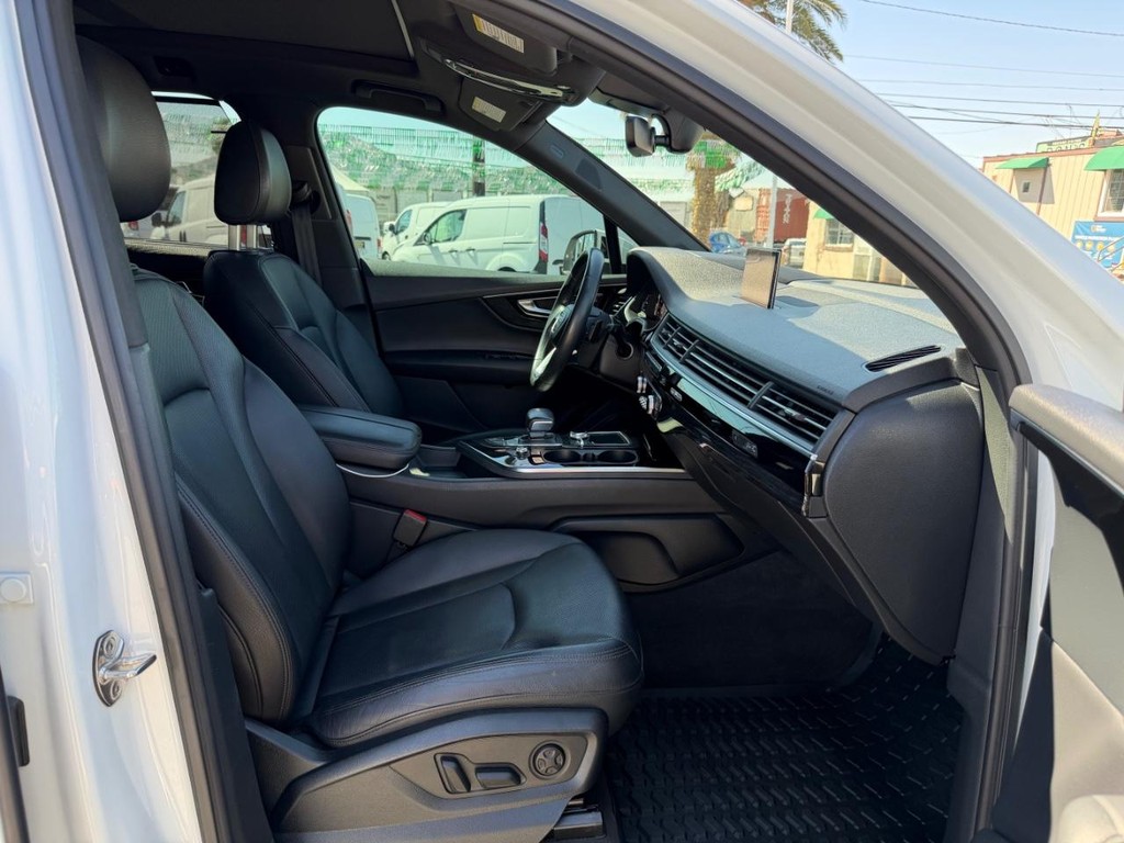 Audi Q7 Vehicle Full-screen Gallery Image 21