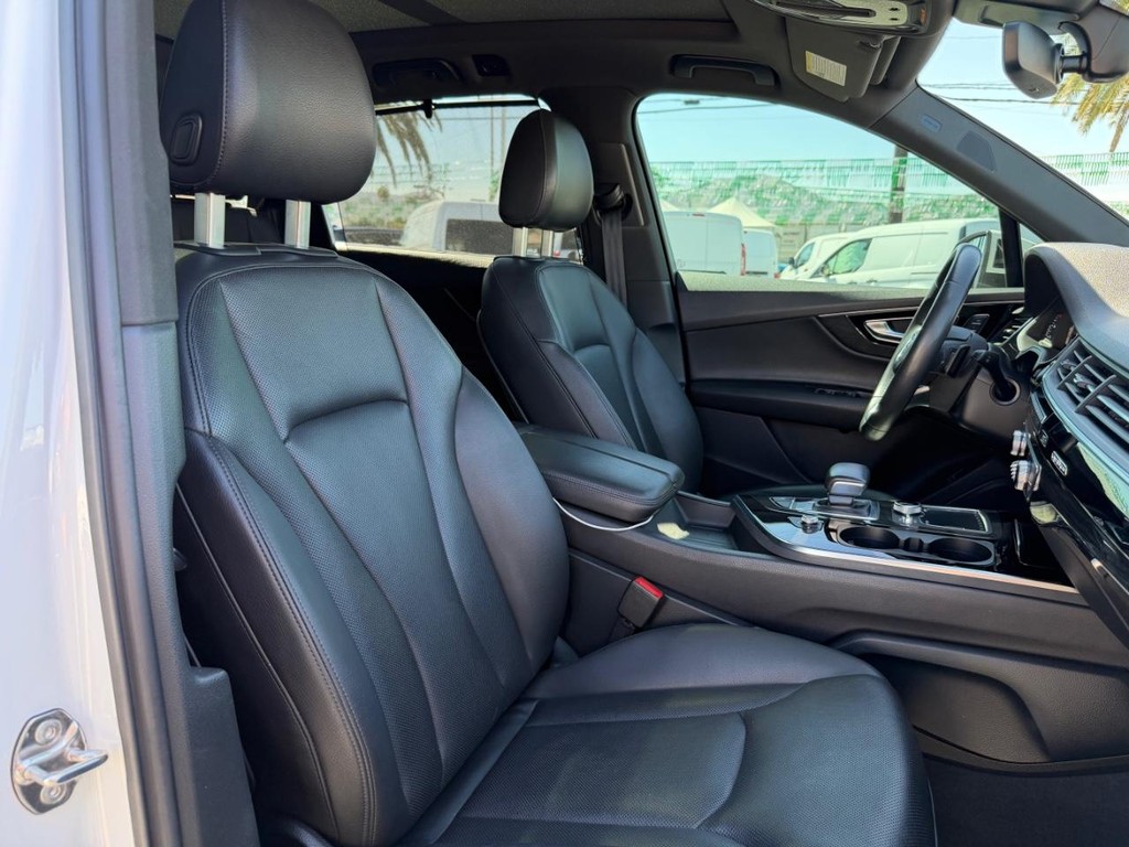 Audi Q7 Vehicle Full-screen Gallery Image 22