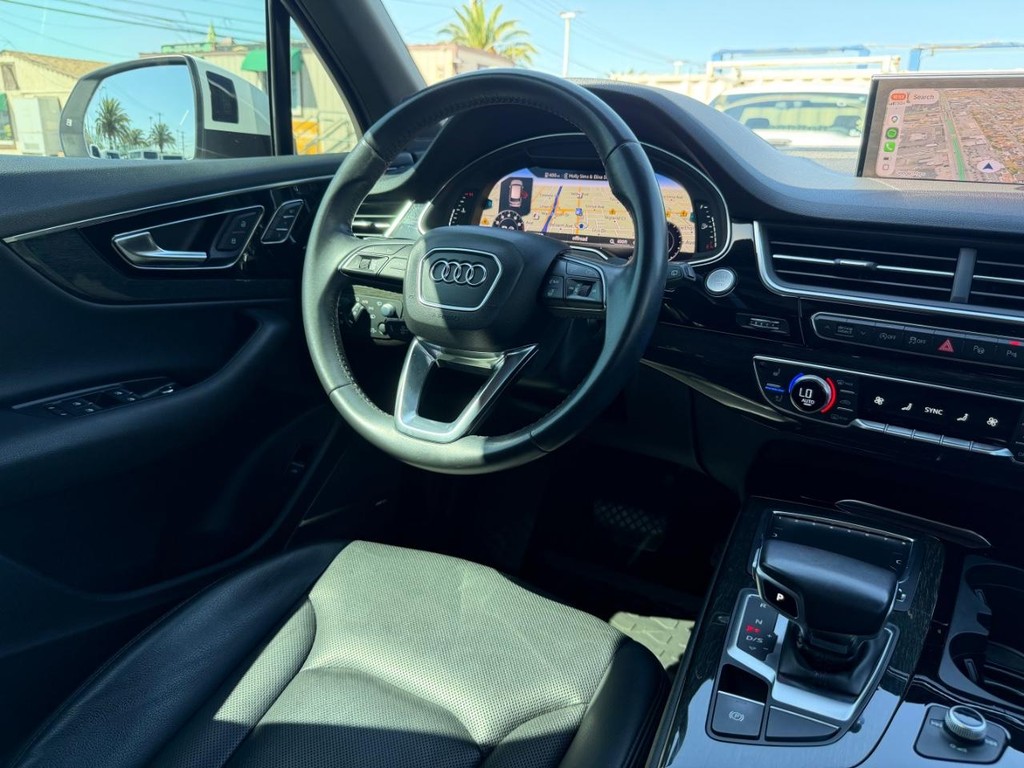 Audi Q7 Vehicle Full-screen Gallery Image 24
