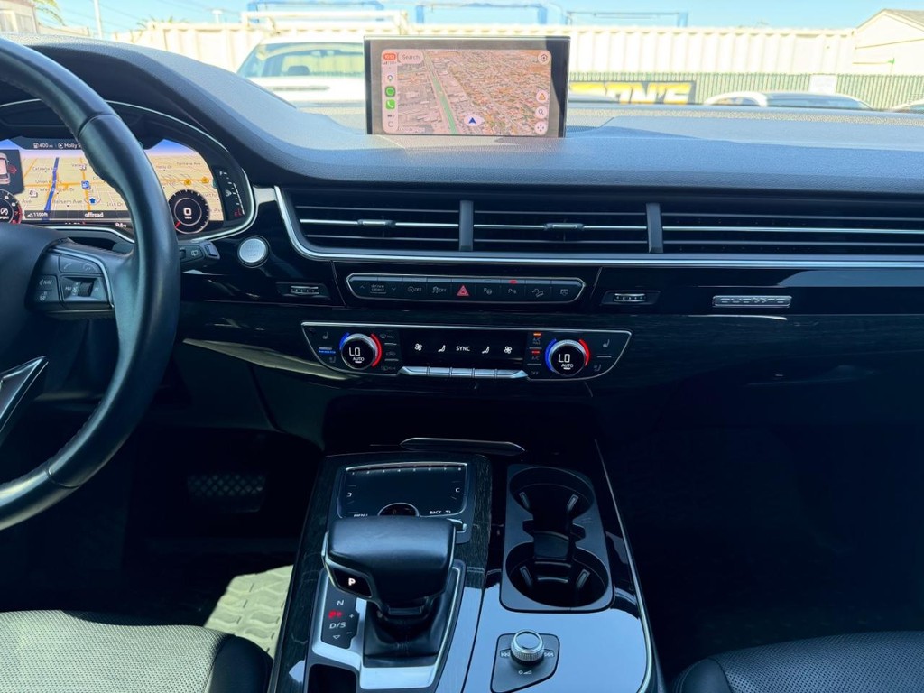 Audi Q7 Vehicle Full-screen Gallery Image 25
