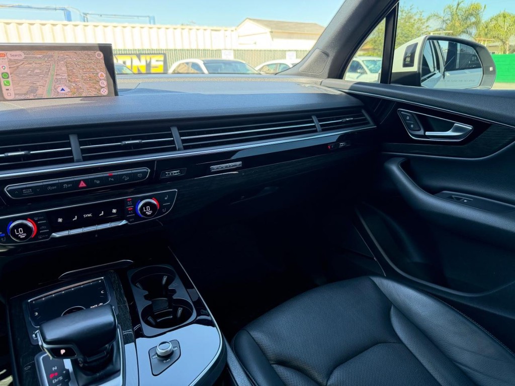 Audi Q7 Vehicle Full-screen Gallery Image 26