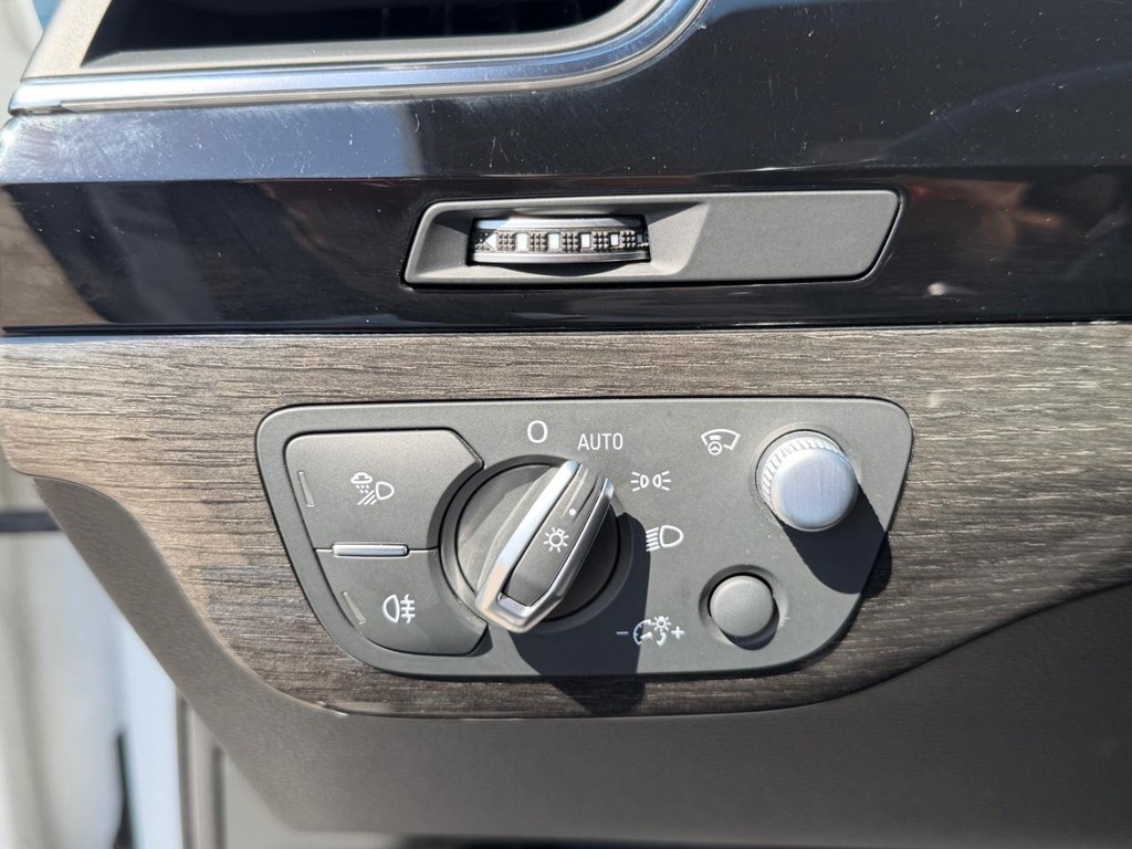 Audi Q7 Vehicle Full-screen Gallery Image 31