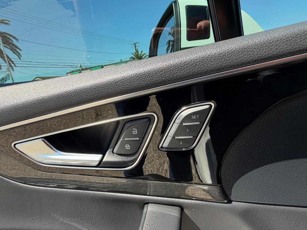Audi Q7 Vehicle Full-screen Gallery Image 32
