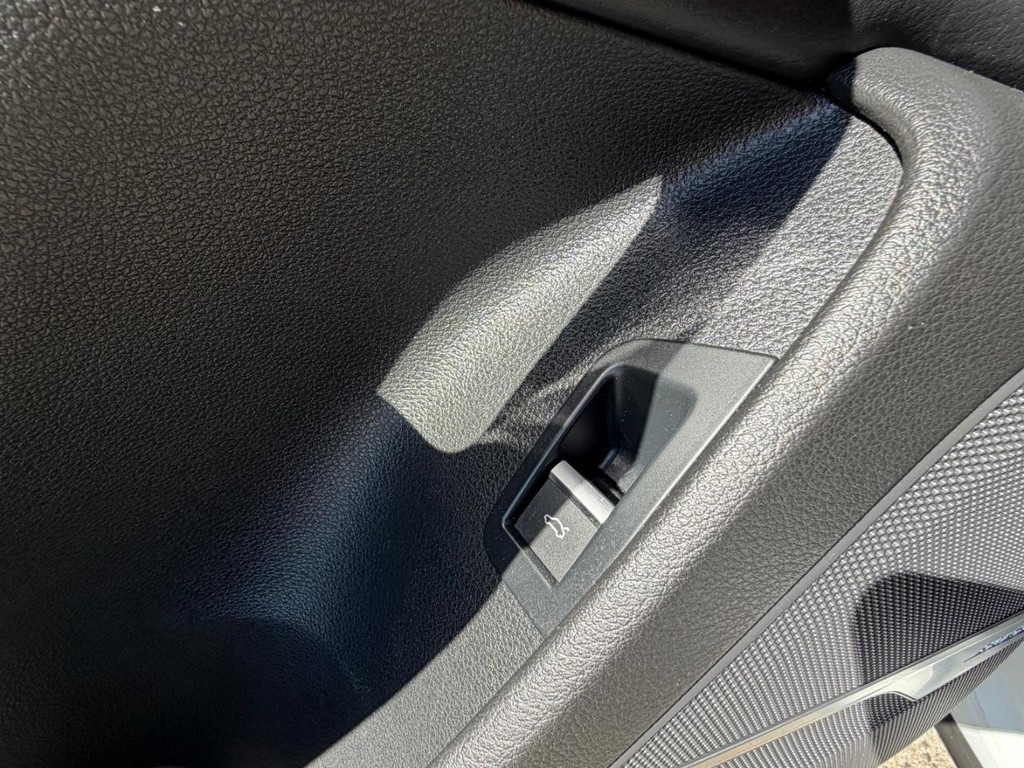 Audi Q7 Vehicle Full-screen Gallery Image 34