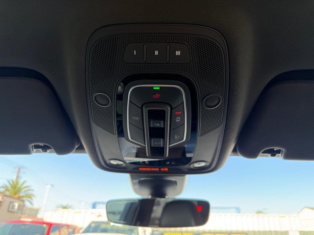 Audi Q7 Vehicle Full-screen Gallery Image 36