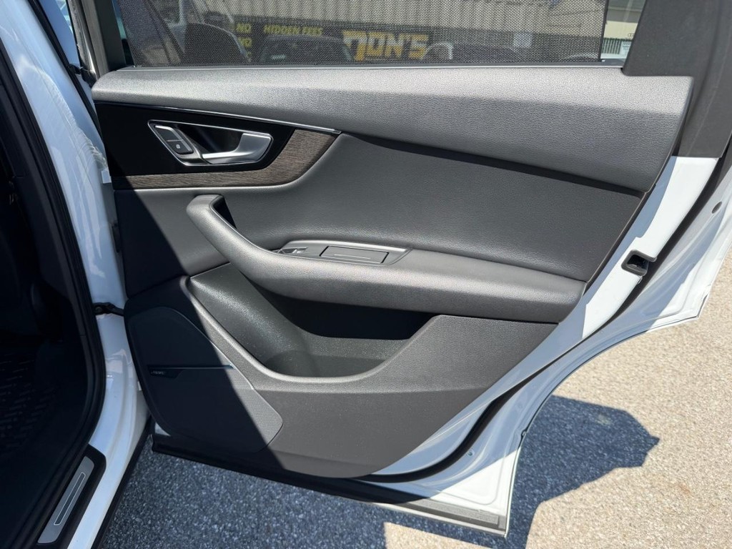Audi Q7 Vehicle Full-screen Gallery Image 43