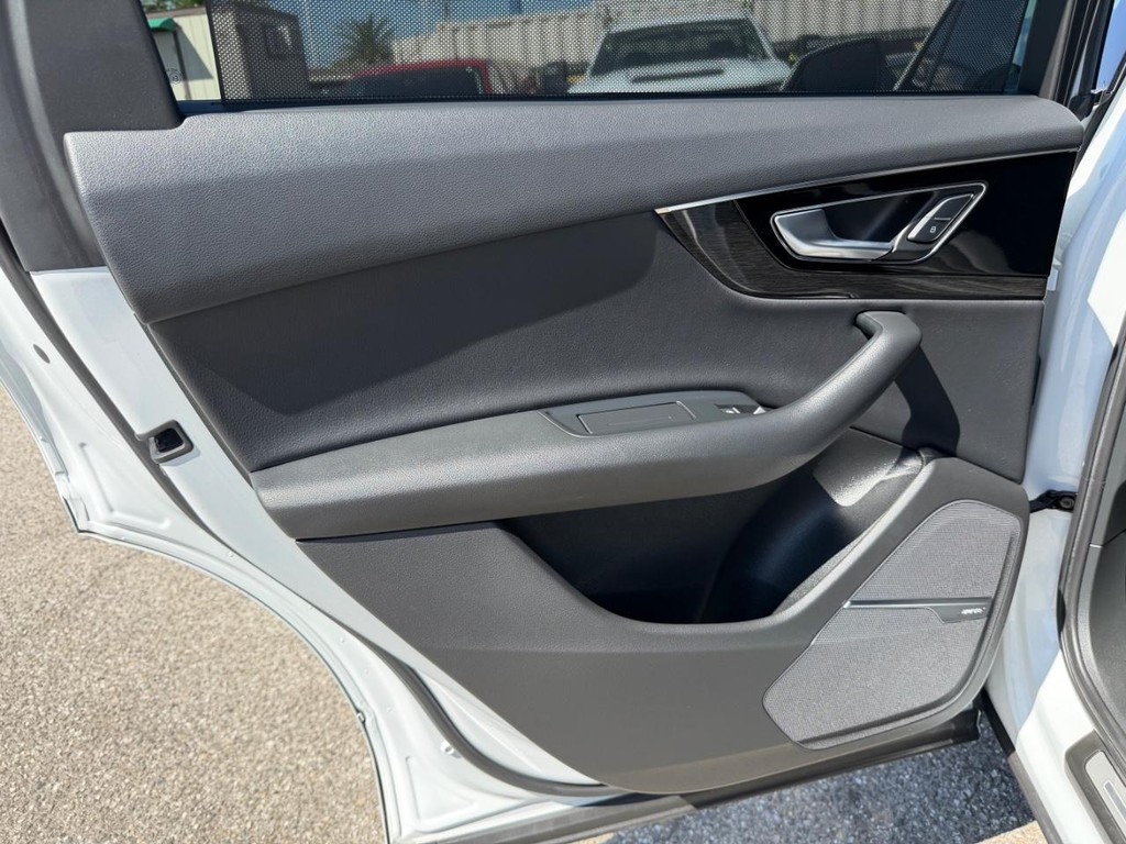 Audi Q7 Vehicle Full-screen Gallery Image 46