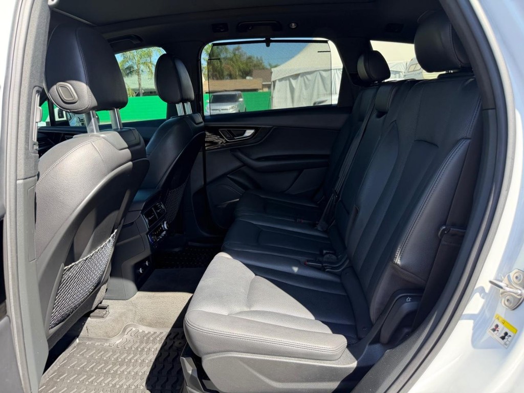 Audi Q7 Vehicle Full-screen Gallery Image 47
