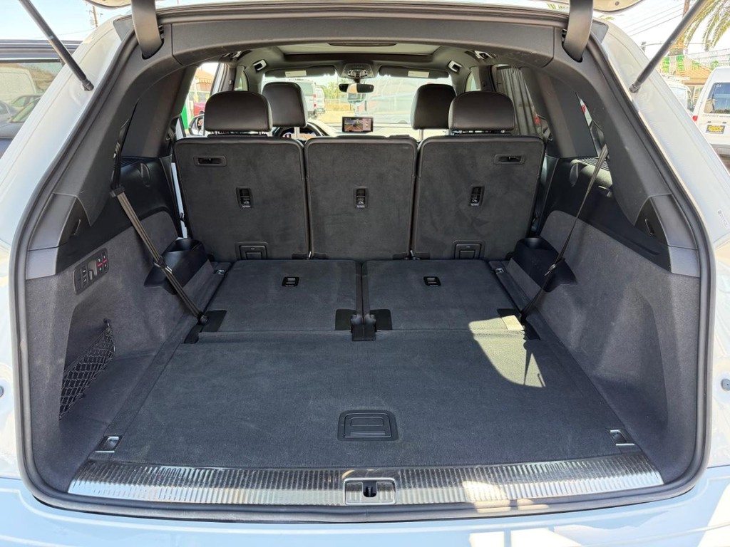 Audi Q7 Vehicle Full-screen Gallery Image 52