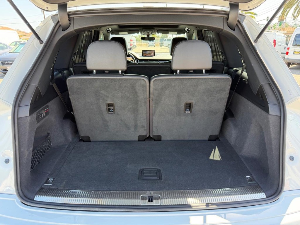 Audi Q7 Vehicle Full-screen Gallery Image 53