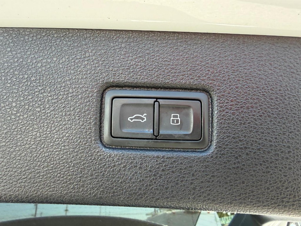Audi Q7 Vehicle Full-screen Gallery Image 55