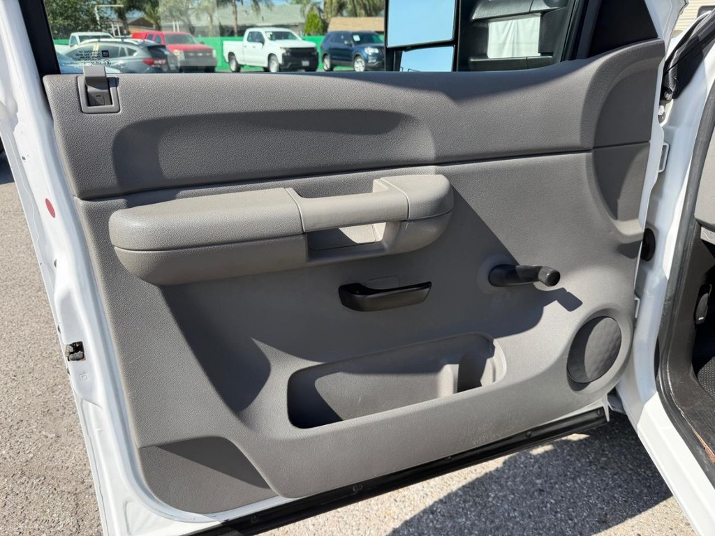 Chevrolet Silverado 1500 Vehicle Full-screen Gallery Image 15