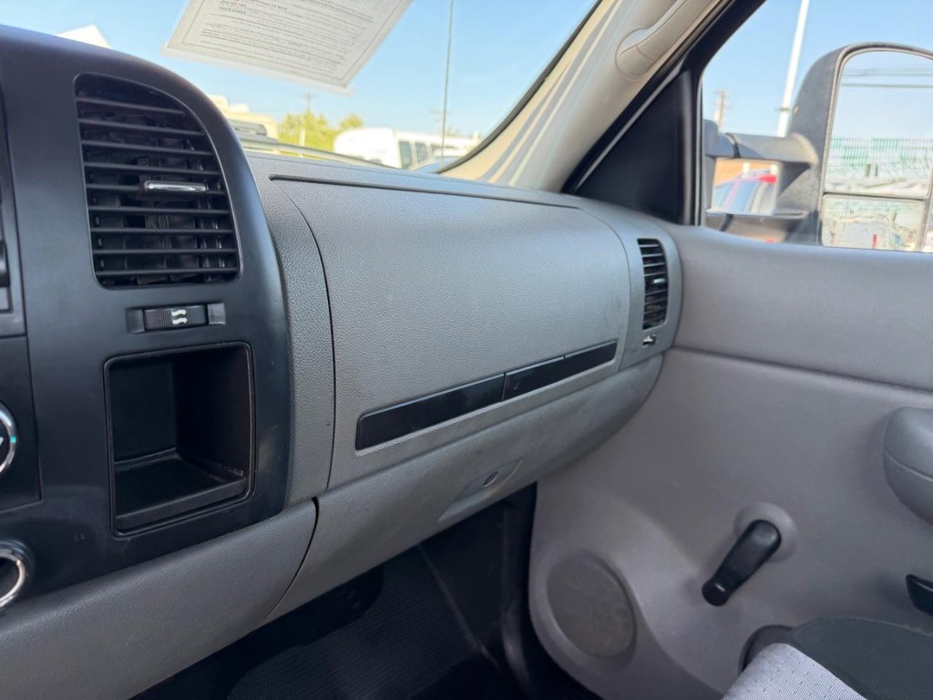 Chevrolet Silverado 1500 Vehicle Full-screen Gallery Image 25
