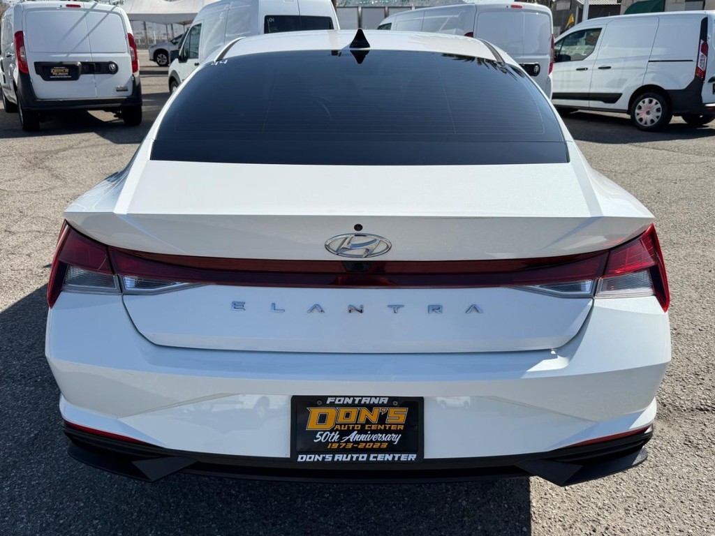 Hyundai Elantra Vehicle Full-screen Gallery Image 08