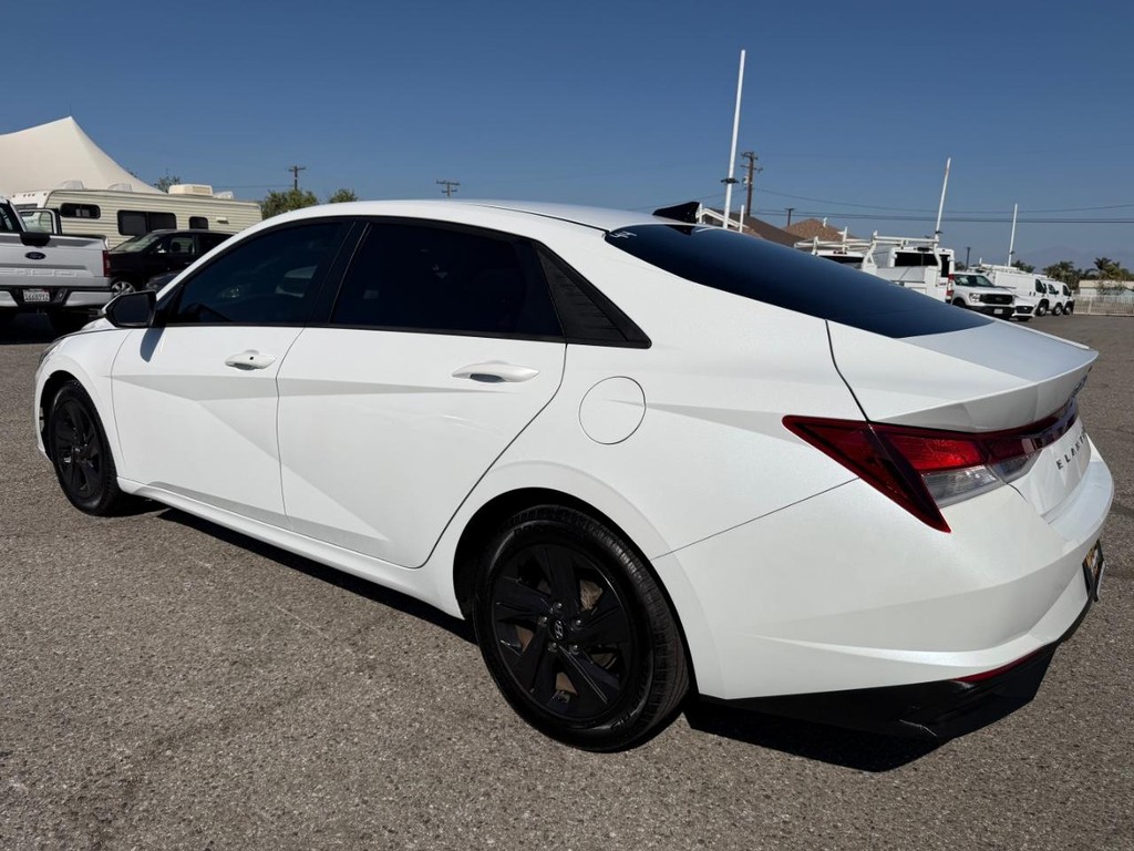 Hyundai Elantra Vehicle Full-screen Gallery Image 09