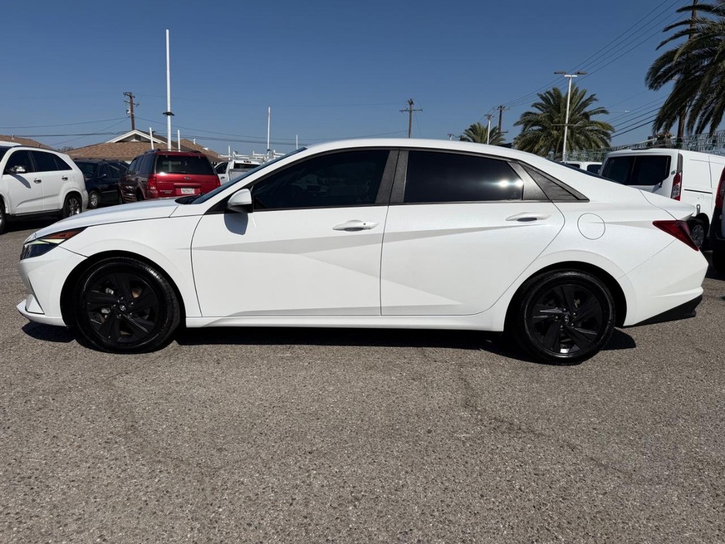 Hyundai Elantra Vehicle Full-screen Gallery Image 11