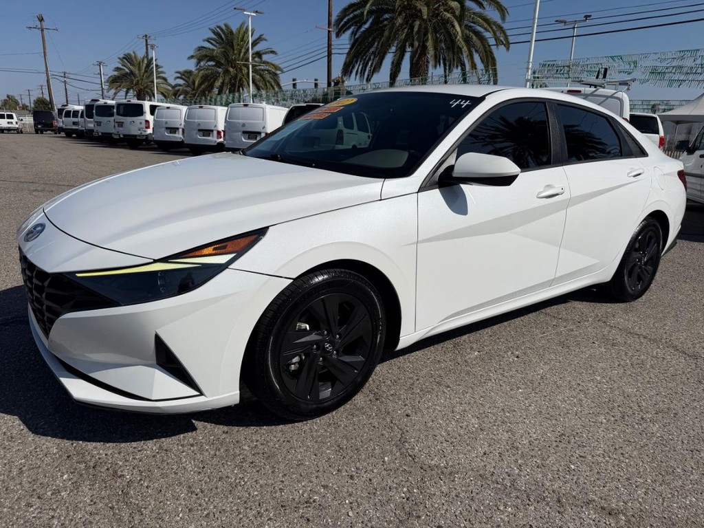 Hyundai Elantra Vehicle Full-screen Gallery Image 12