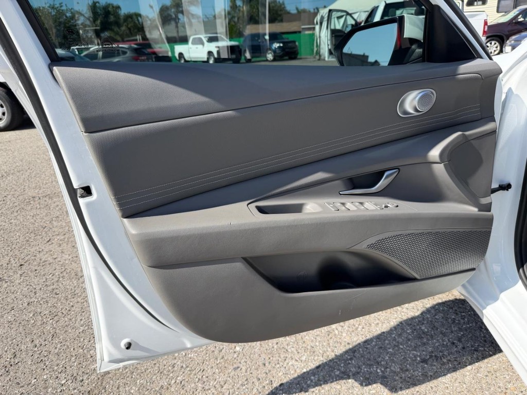 Hyundai Elantra Vehicle Full-screen Gallery Image 15