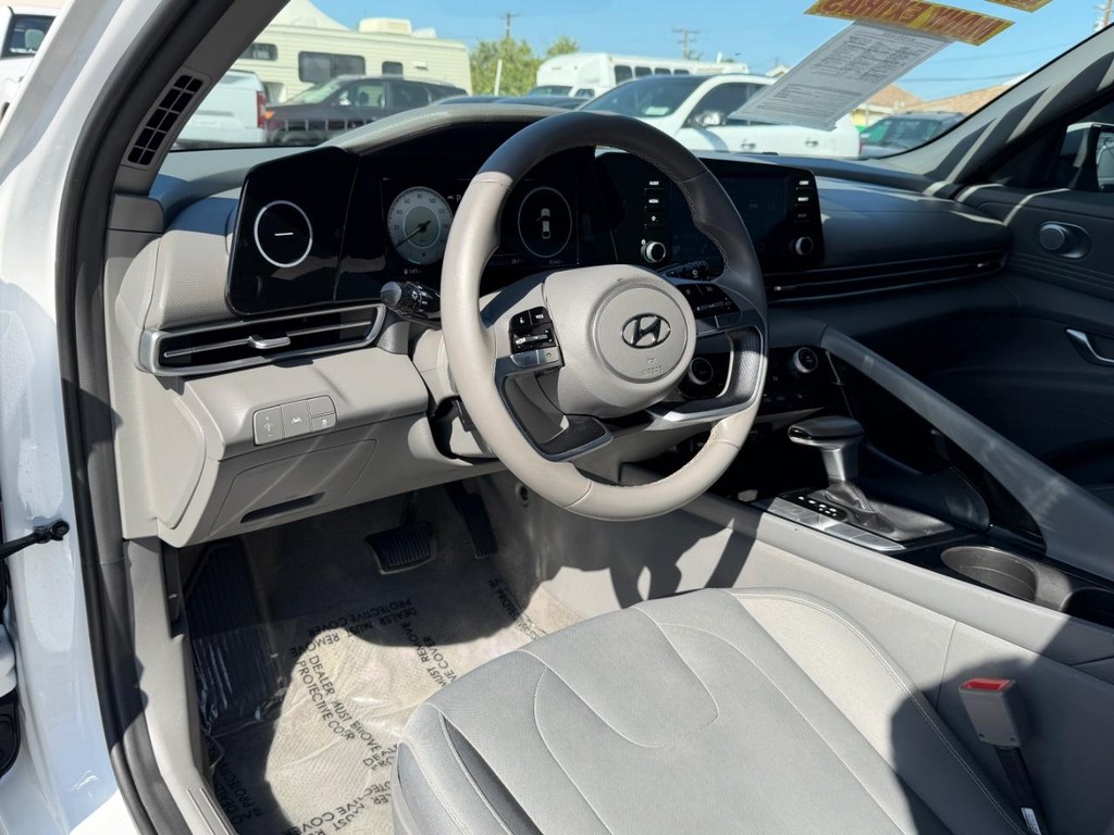 Hyundai Elantra Vehicle Full-screen Gallery Image 16