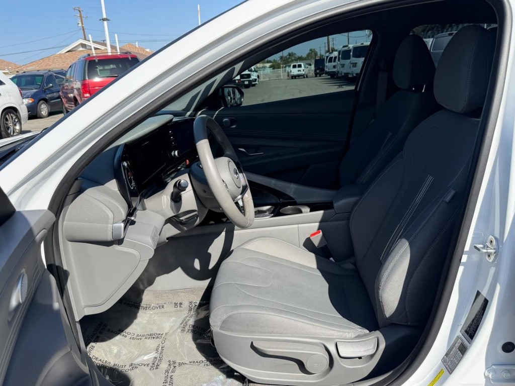 Hyundai Elantra Vehicle Full-screen Gallery Image 17