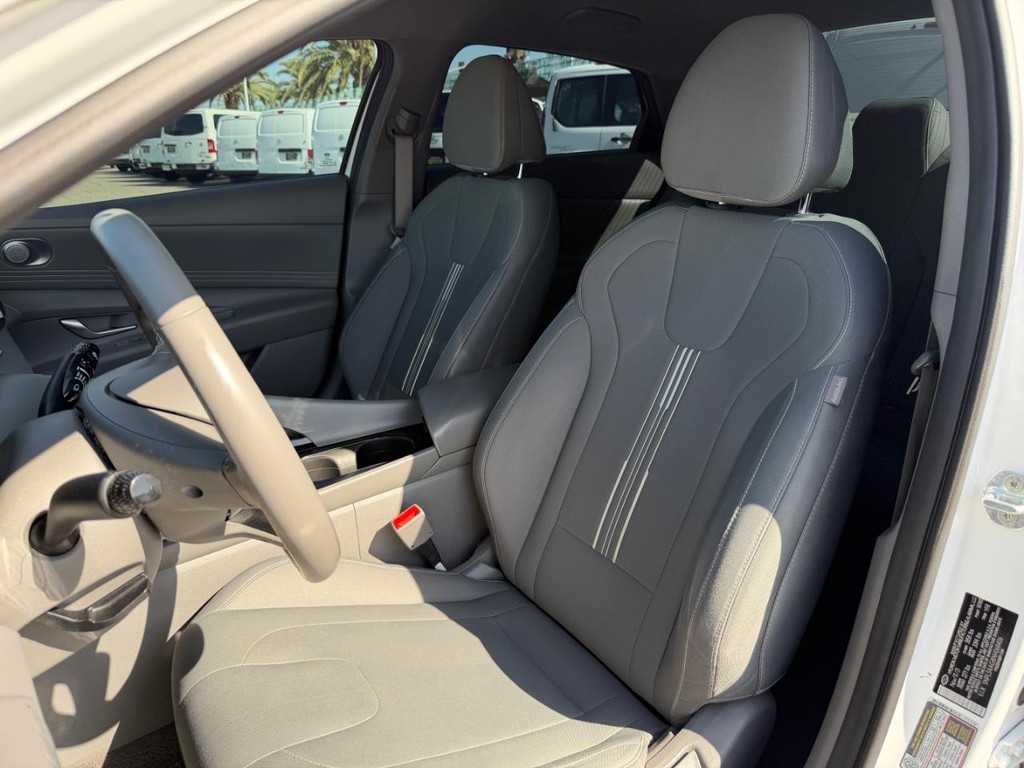 Hyundai Elantra Vehicle Full-screen Gallery Image 18