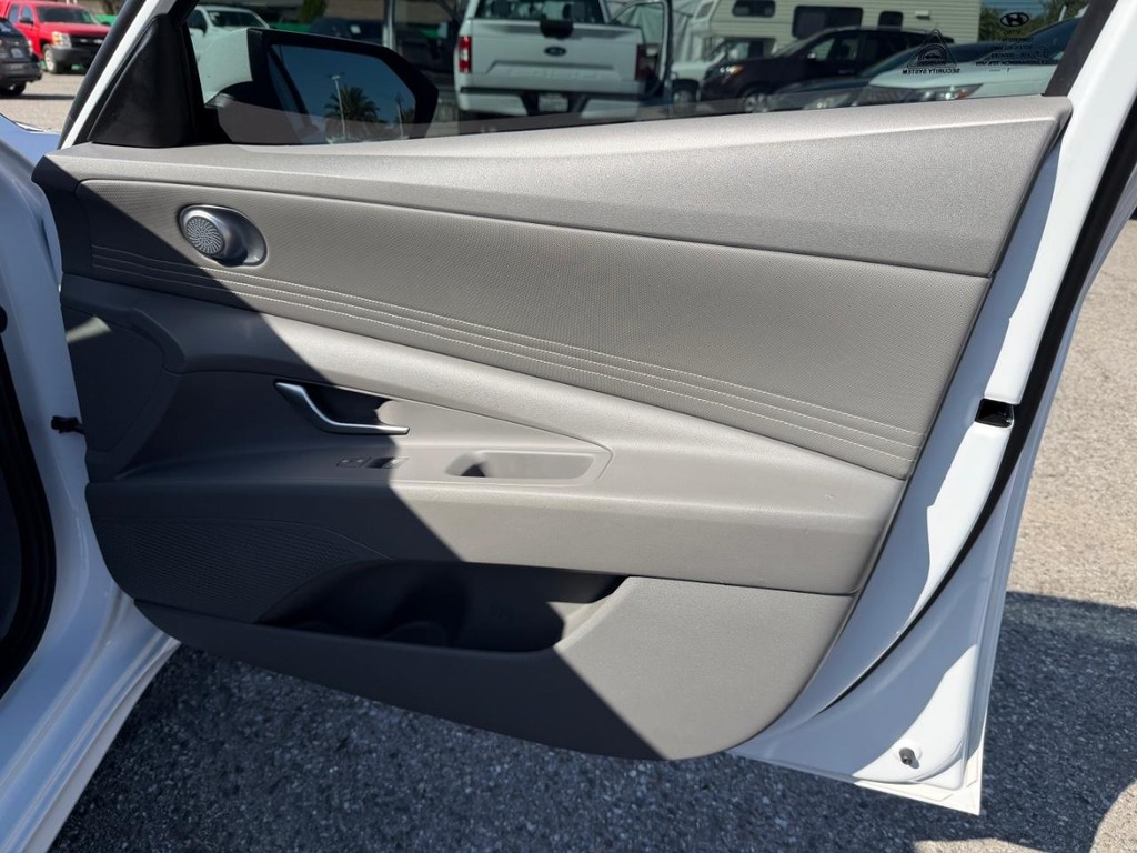 Hyundai Elantra Vehicle Full-screen Gallery Image 19