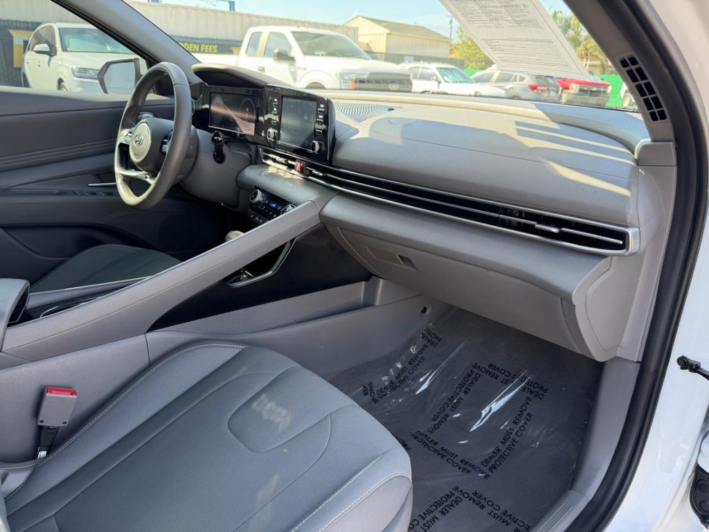 Hyundai Elantra Vehicle Full-screen Gallery Image 20