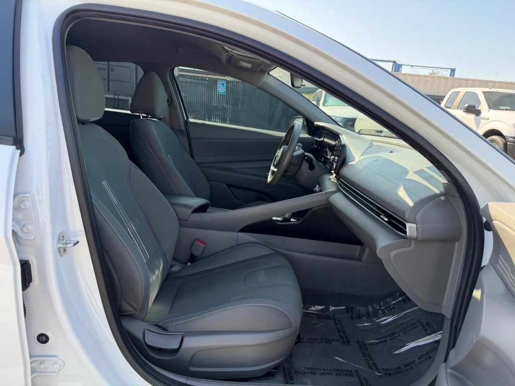 Hyundai Elantra Vehicle Full-screen Gallery Image 21