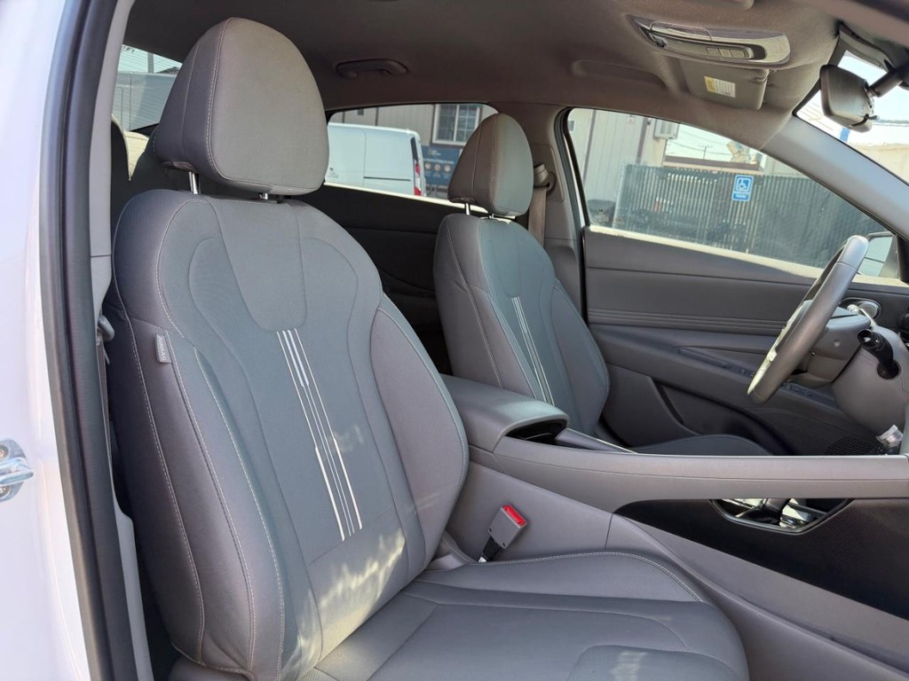 Hyundai Elantra Vehicle Full-screen Gallery Image 22