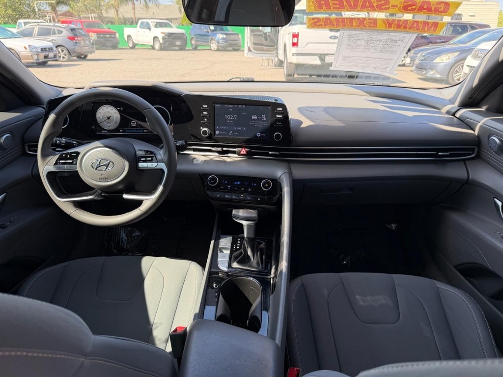 Hyundai Elantra Vehicle Full-screen Gallery Image 23