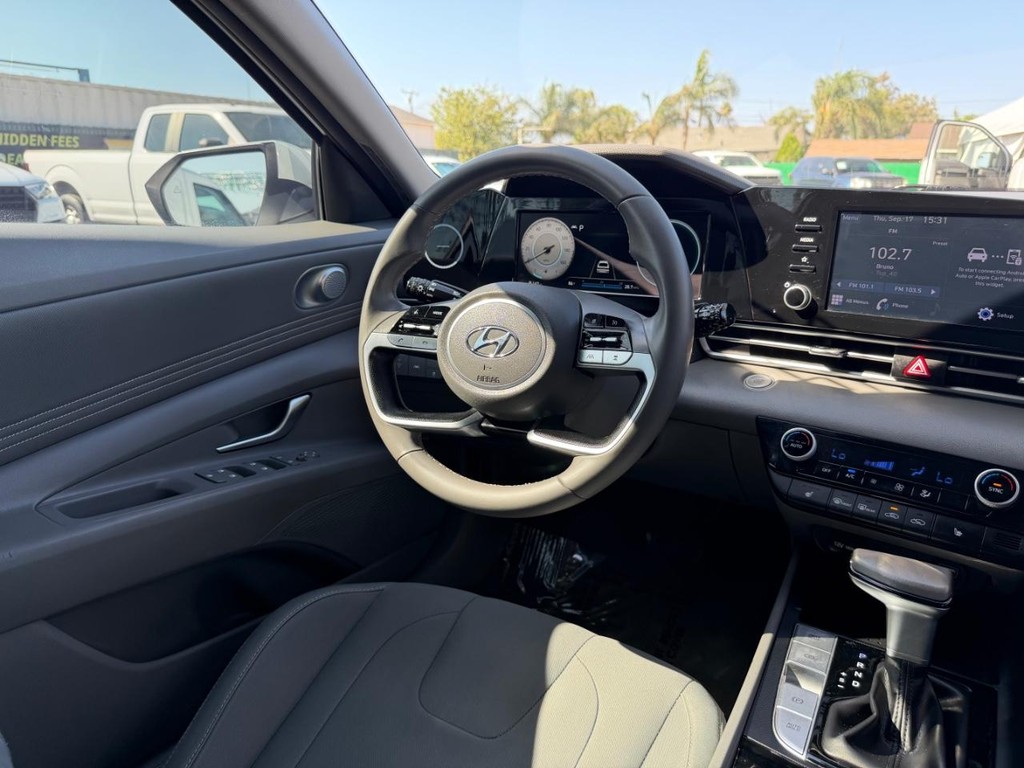 Hyundai Elantra Vehicle Full-screen Gallery Image 24