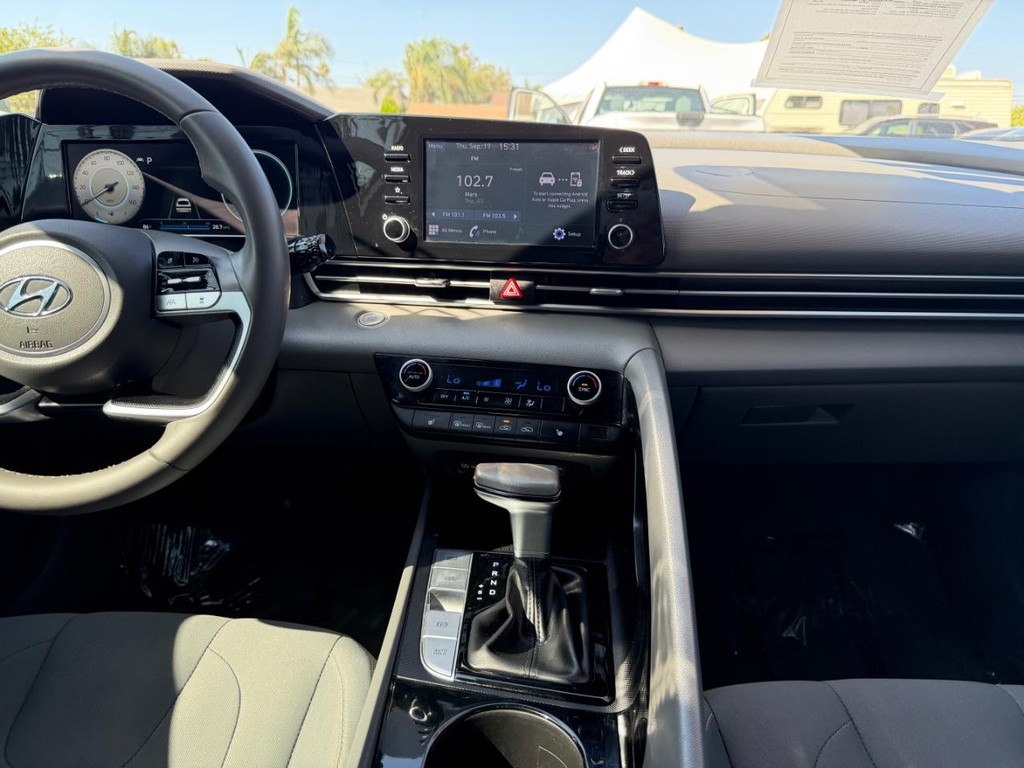 Hyundai Elantra Vehicle Full-screen Gallery Image 25